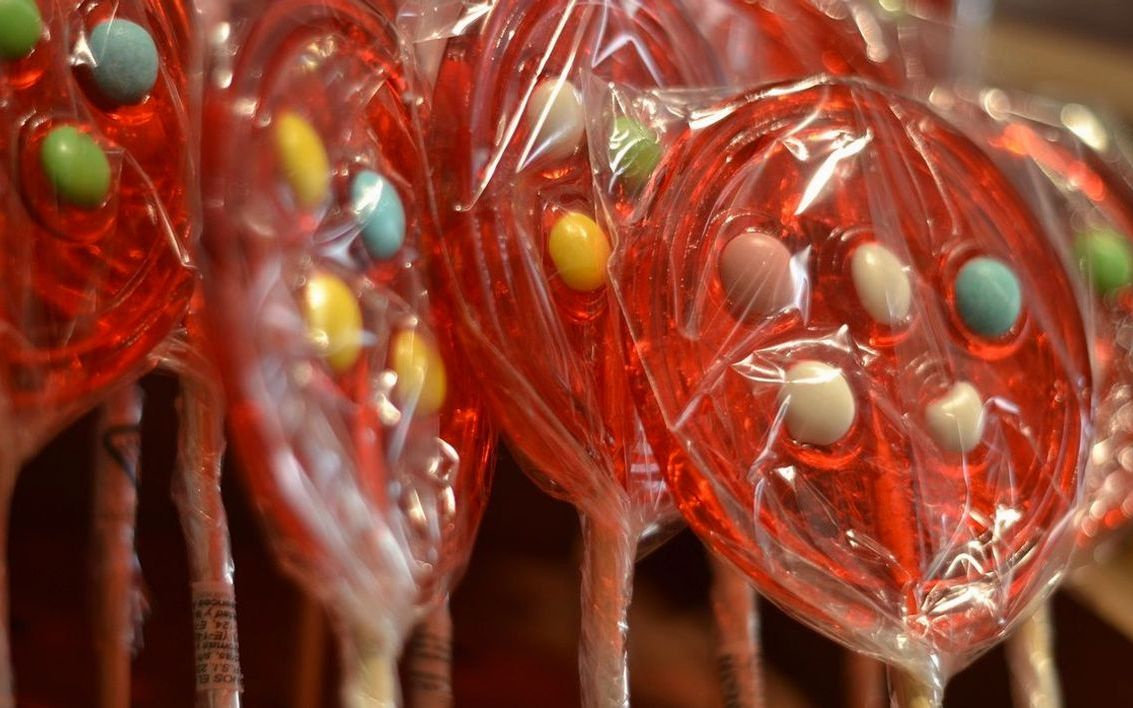 Una barra de chocolate artesanal con cobertura crujiente